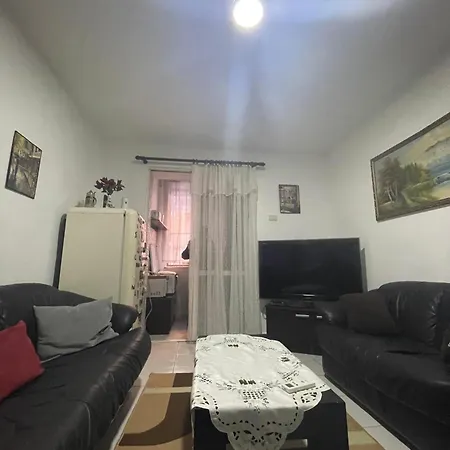 Cozzy Cottage, In Center Of アパート ティラナ