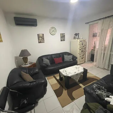 アパート Cozzy Cottage, In Center Of ティラナ