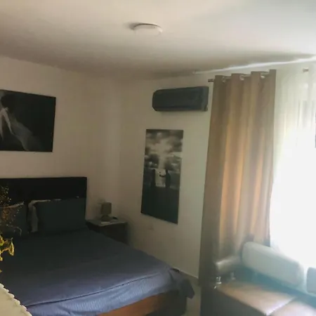 Cozzy Cottage, In Center Of