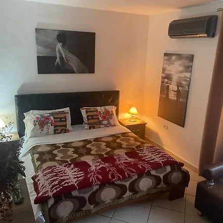 アパート Cozzy Cottage, In Center Of ティラナ