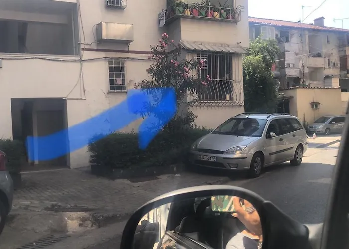 Cozzy Cottage, In Center Of