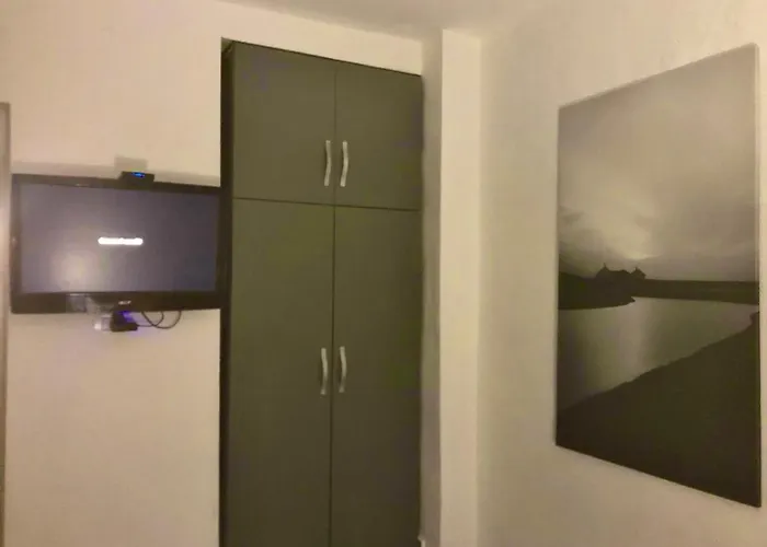 Cozzy Cottage, In Center Of * ティラナ