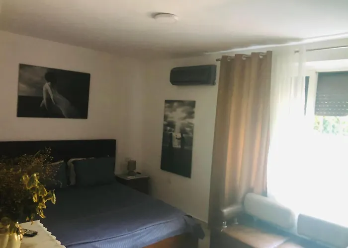 Cozzy Cottage, In Center Of