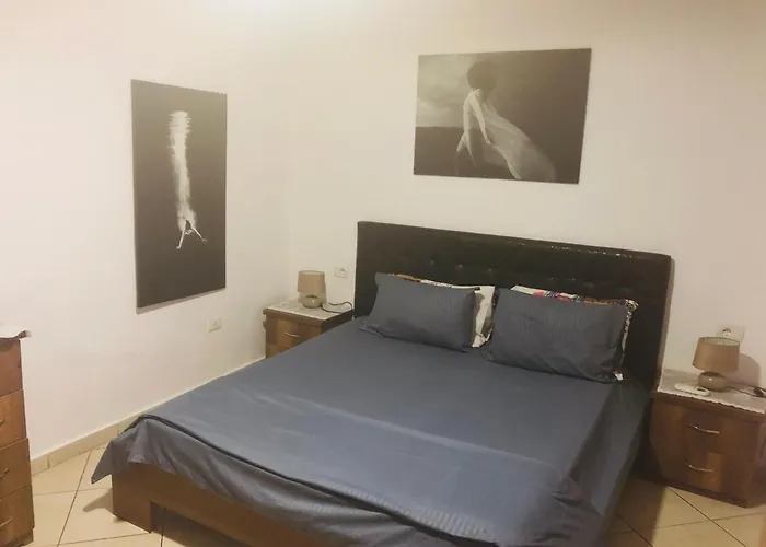 アパート Cozzy Cottage, In Center Of ティラナ